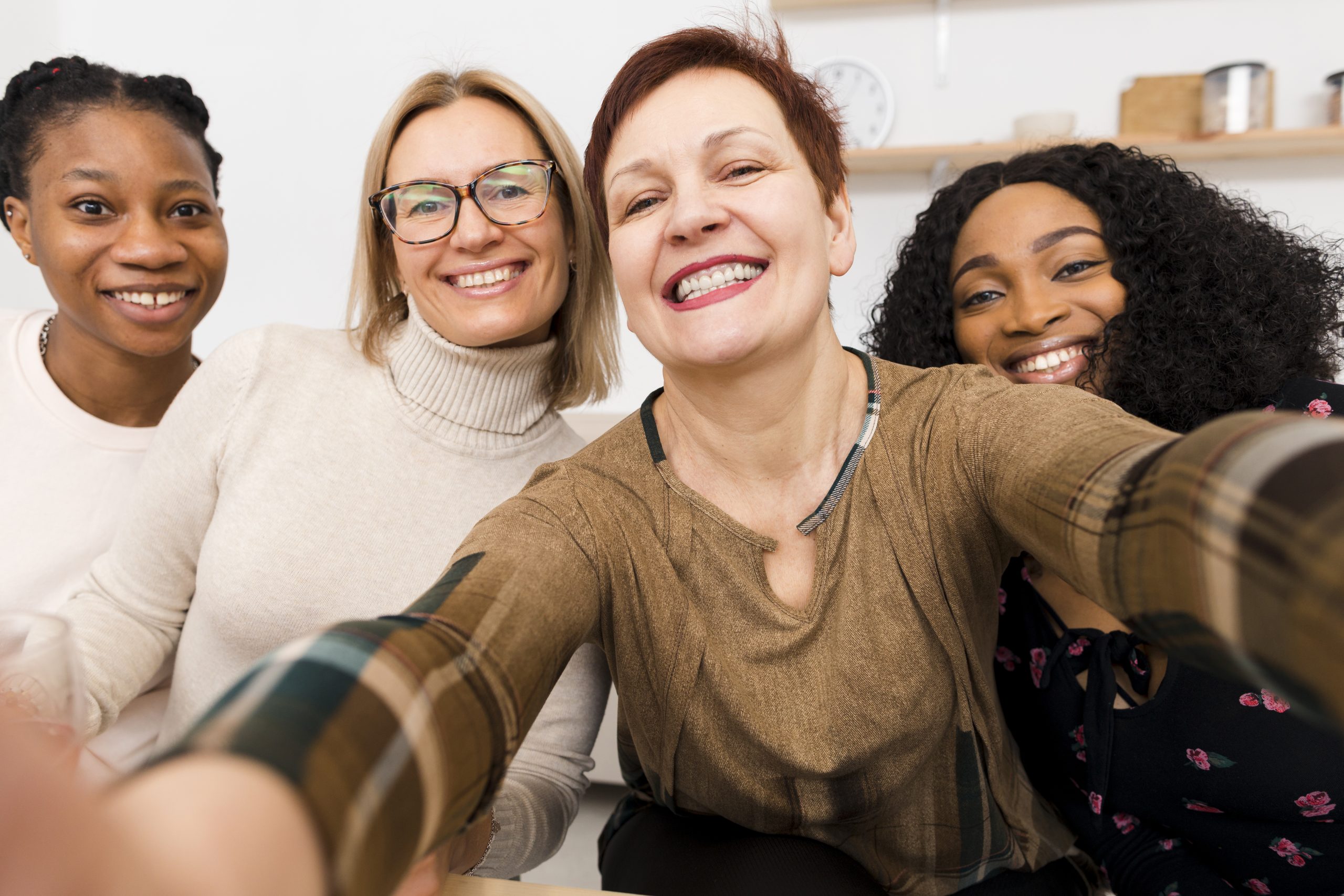 group-women-taking-selfie